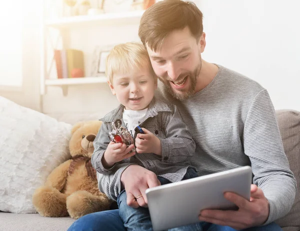Pai feliz e filho pequeno com tablet em casa — Fotografia de Stock