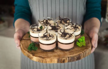 Tatlı tiramisu ile ahşap tepsi gözlük tutan Şef
