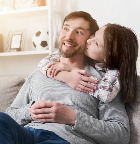Córka przytulanie i Całowanie tata w policzek — Zdjęcie stockowe