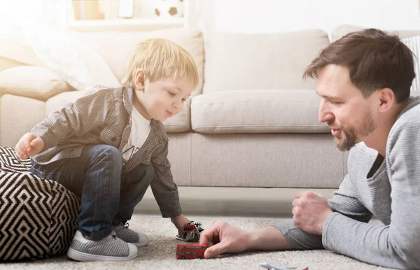 Baba ve küçük çocuk oyuncakları ile oynarken