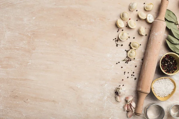 Processen att göra dumplings på träbord — Stockfoto
