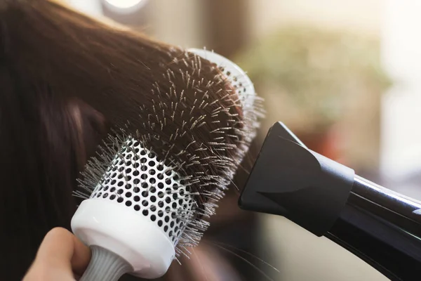 Peluquería secado mujeres cabello en salón de belleza — Foto de Stock