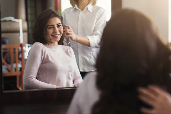 Gelukkig mooie vrouw kapsel met haar kapper bespreken — Stockfoto