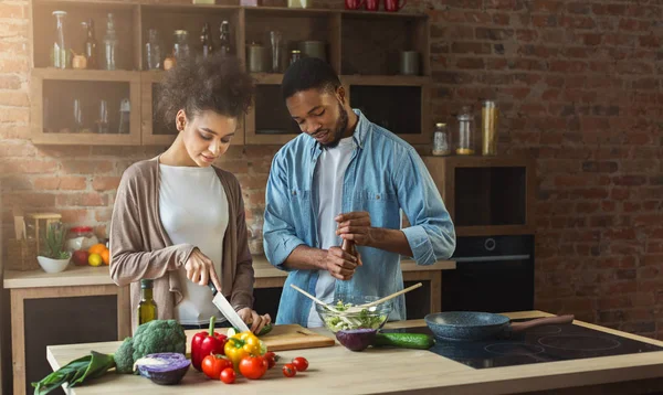 Amante pareja afroamericana preparando ensalada en la cocina loft — Foto de Stock