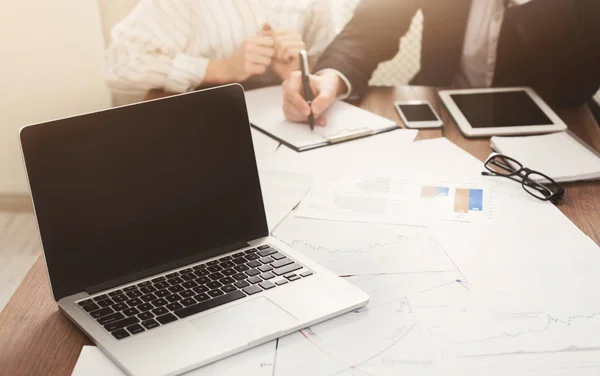 Portátil con pantalla en blanco y reunión de negocios — Foto de Stock