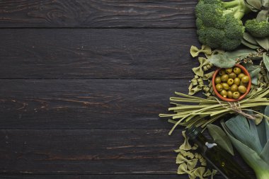 Makarna ve sebzeler rustiv ahşap zemin üzerine yeşil çerçeve