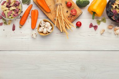 Beyaz tahtaya üstten görünüm çeşitli renkli makarna kase