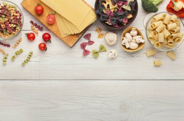 Beyaz tahtaya üstten görünüm çeşitli renkli makarna kase