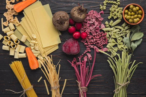 Mezcla de pasta italiana y verduras en madera marrón, vista superior — Foto de Stock