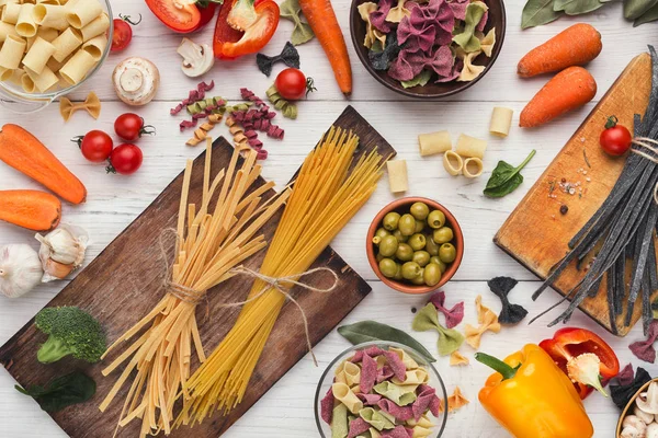 Gemischte italienische Pasta und Gemüse auf weißem Holz, Ansicht von oben — Stockfoto