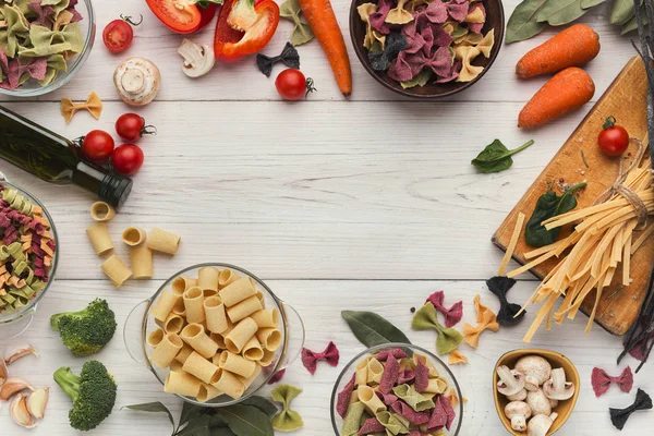 Massa e legumes italianos mistos em madeira branca, vista superior — Fotografia de Stock