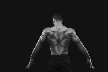 Güçlü atletik adam aidatı çıplak kas vücut