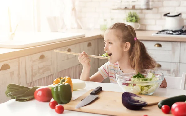 Küçük kız taze salata yemek — Stok fotoğraf