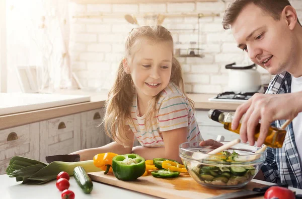 Baba ve küçük kızı evde mutfak pişirme — Stok fotoğraf