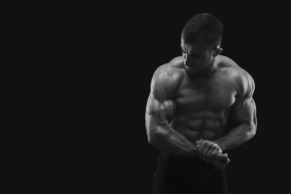 Сильний атлетичний чоловік кричить голим м'язовим тілом — стокове фото