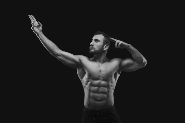 Сильный спортсмен демонстрирует обнаженное мускулистое тело — стоковое фото