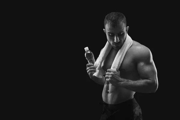 Mannelijke bodybuilder drinkwater na training — Stockfoto