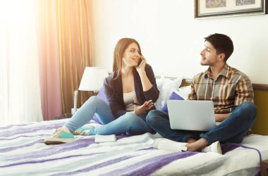 Mutlu kadın Smartphone ve dizüstü bilgisayar kullanan adam söz