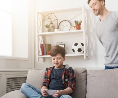 Baba ve oğul birlikte evde vakit