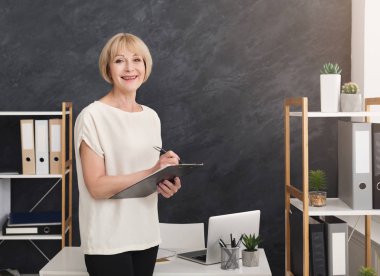 Kendine güvenen işkadını notlar ofiste yapma.