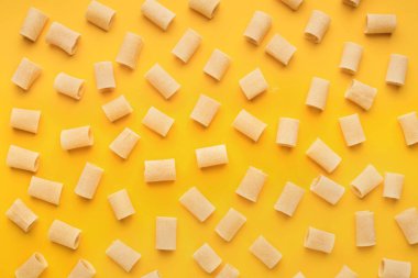 Makarna sarı zemin üzerine desen yaptı