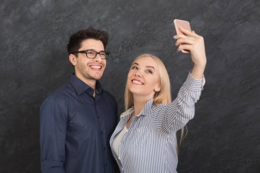 Genç sevgili çift alarak selfie kamera