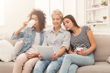 Tablet kullanma ve içme kahve üç arkadaş