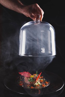 Modern restoran yemek. Dana eti çiğ Bıldırcın yumurta closeup ile