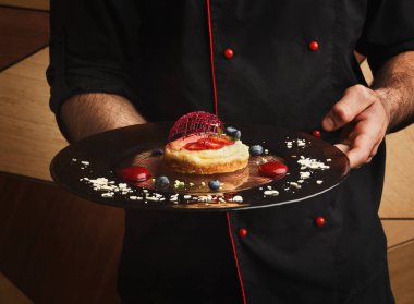 Limonlu cheesecake berry küre ile modern restaurant, hizmet