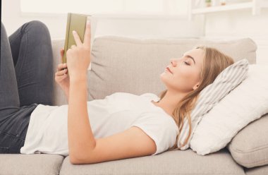 Rahat ev. Kitap olan düşünceli kadın