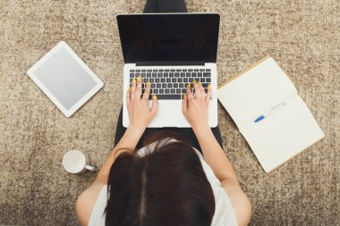 Kız ile laptop yerdeki, üstten görünüm