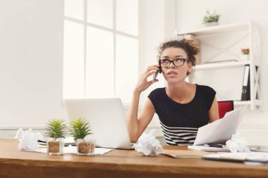 Ciddi kadın ofiste telefonla danışmanlık