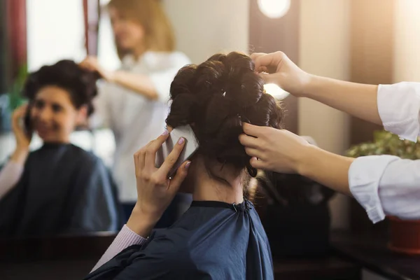 Peluquería mujer haciendo peinado en salón de belleza —  Fotos de Stock