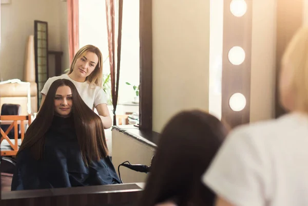 Jovem bela mulher discutindo penteado com seu cabeleireiro — Fotografia de Stock