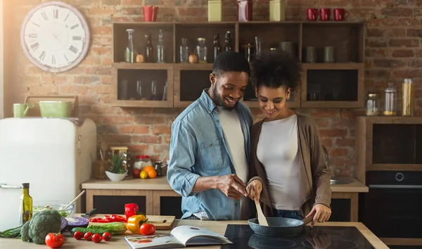 Amante pareja negra preparando la comida juntos en la cocina moderna — Foto de Stock
