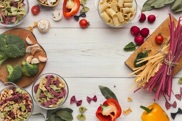 Vegyes, olasz tészták és zöldségek, a fehér fa, felülnézet — Stock Fotó