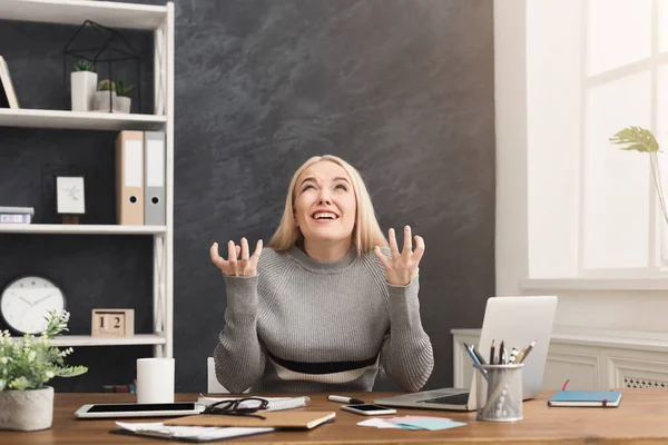 Wściekła kobieta działa na laptopie w biurze — Zdjęcie stockowe