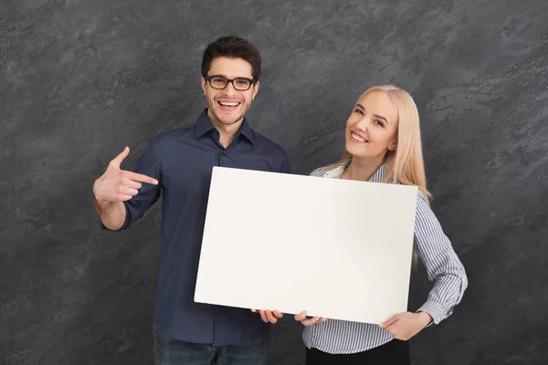 Casal jovem segurando bandeira branca em branco — Fotografia de Stock