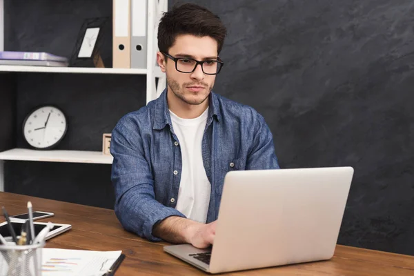 Fiatal üzletember dolgozik laptop az irodában — Stock Fotó
