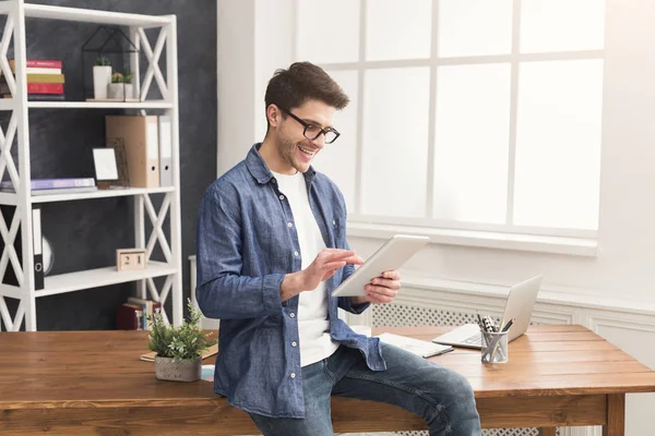 Feliz joven empresario usando el móvil en la oficina — Foto de Stock