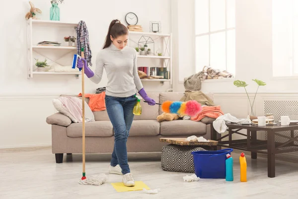 Speciális felszerelés tisztítása ház nő — Stock Fotó