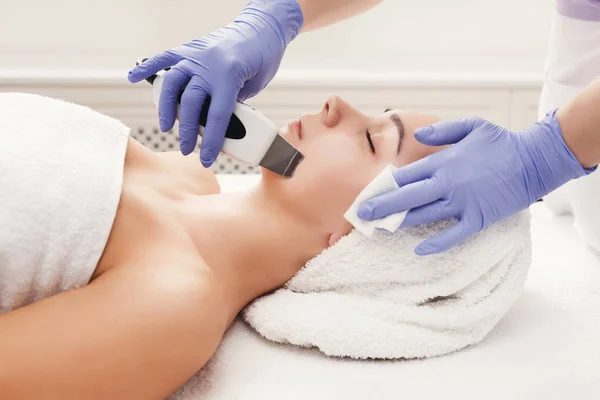 Woman getting facial treatment at beauty salon — Stock Photo, Image