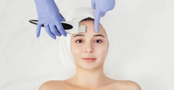Donna ottenere trattamento viso a salone di bellezza — Foto Stock
