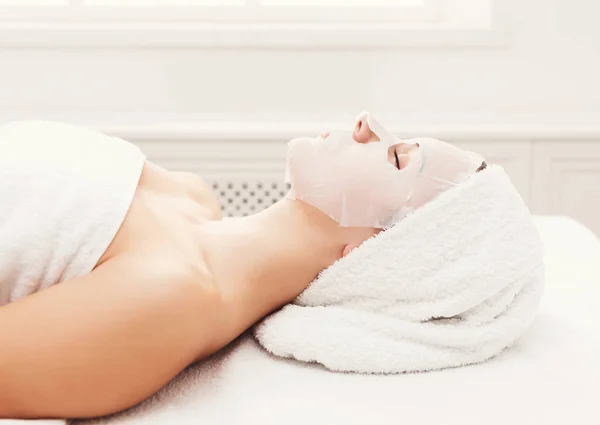 Maschera viso, trattamento di bellezza spa, cura della pelle — Foto Stock