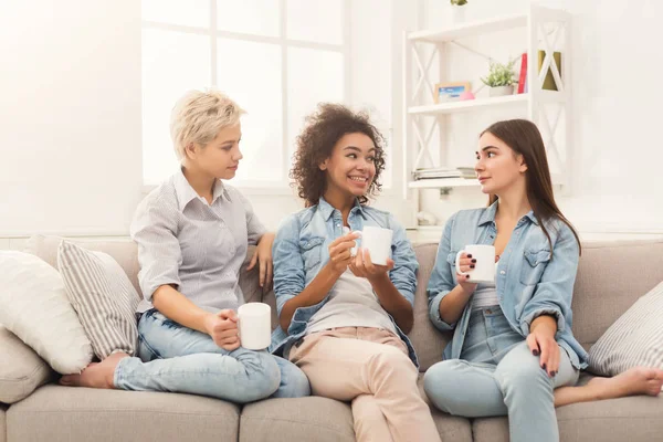 Trois amies avec café bavardant à la maison — Photo