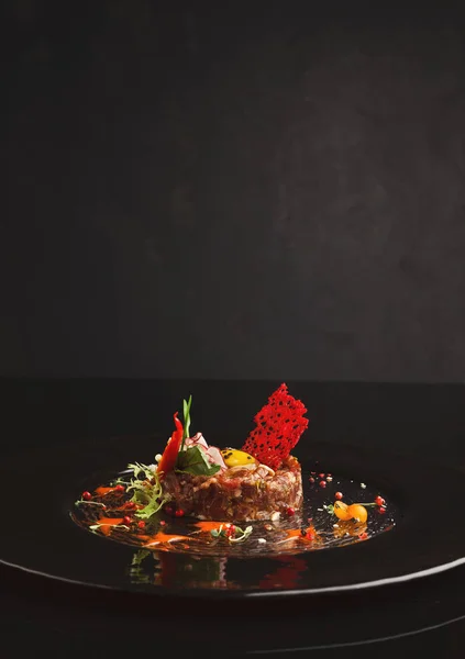 Çiğ Dana tartare sosu siyah plaka üzerinde — Stok fotoğraf