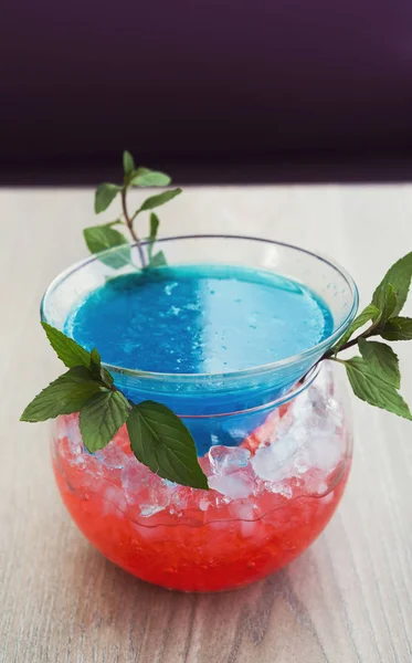 Cocktail Blue hawaii servito sul tavolo del ristorante — Foto Stock