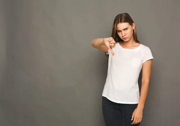 Mulher gesto polegar para baixo sinal — Fotografia de Stock