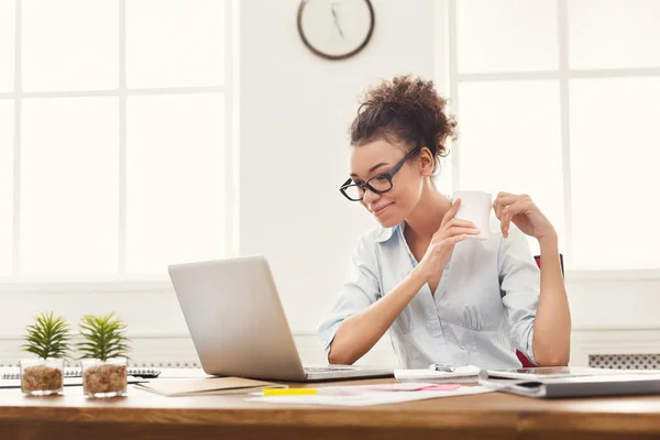 Mujer de negocios feliz trabajando en el ordenador portátil en la oficina — Foto de Stock