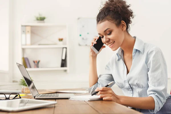 Glimlachende zakenvrouw op werk praten over telefoon — Stockfoto